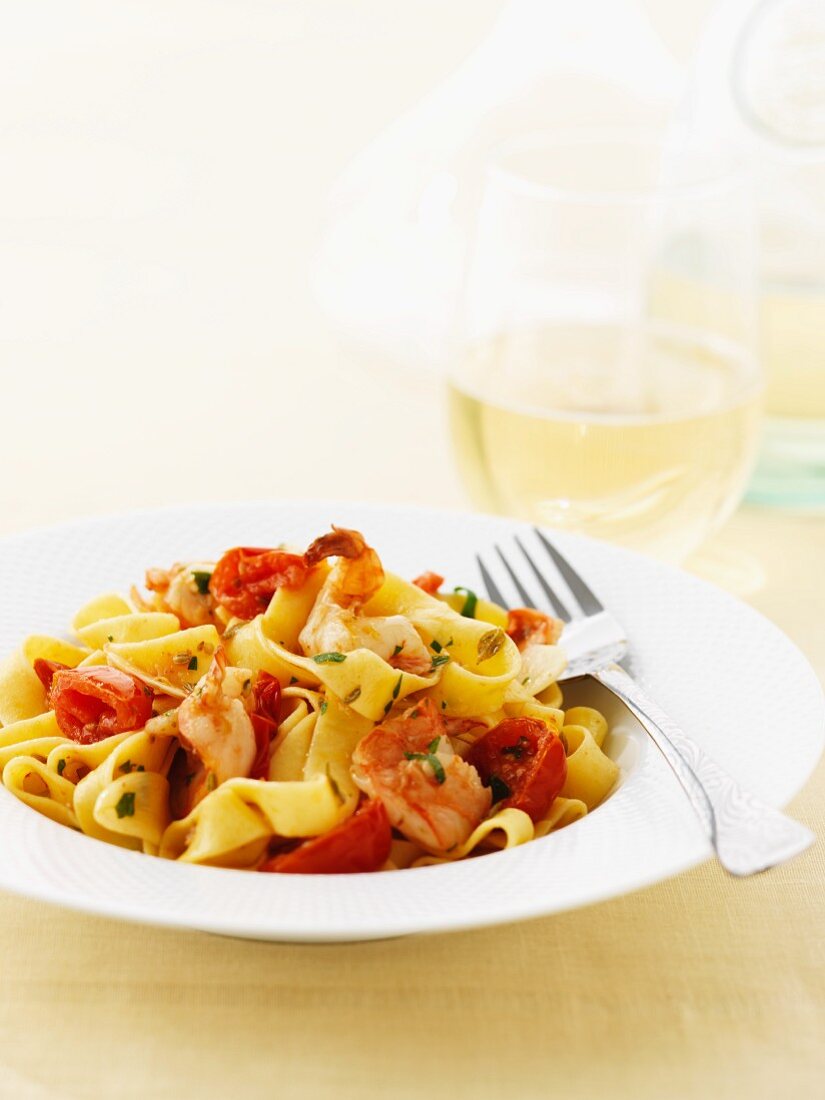Tagliatelle with prawns and tomatoes