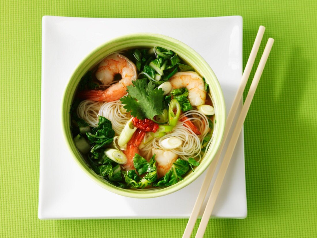 Noodle soup with vegetables and prawns (Asia)