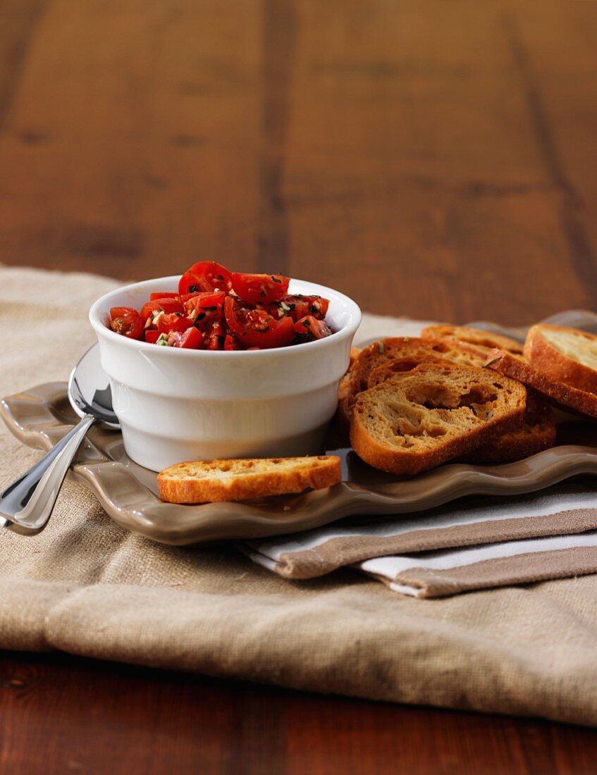 Tomato dip with toasted bread