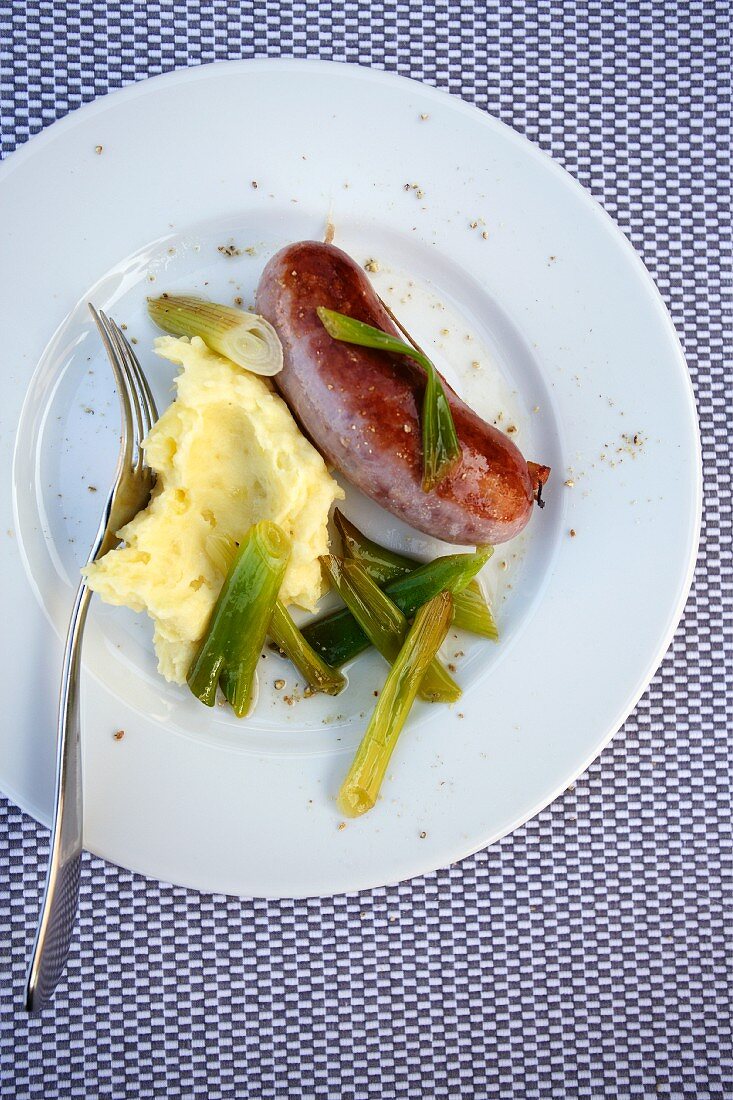 Bratwurst mit Kartoffelpüree und Frühlingszwiebeln