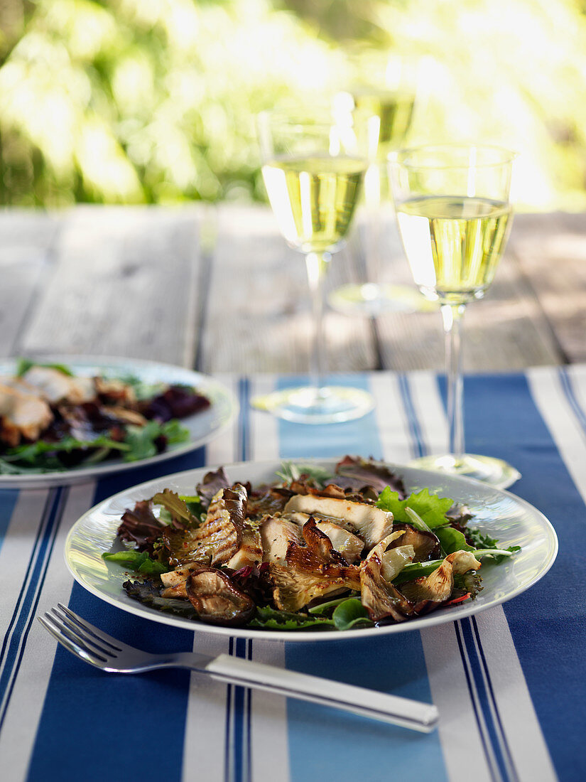 Salat mit gegrilltem Hähnchenfleisch und Pilzen