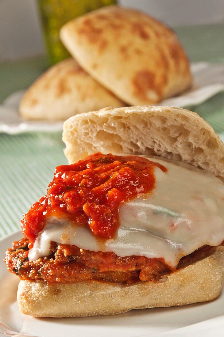 Ciabatta mit Auberginen, Käse und Tomatensauce