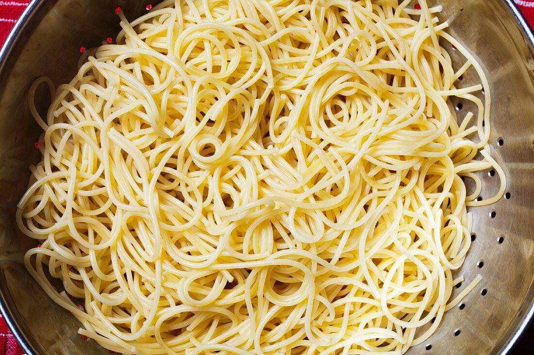 Gekochte Spaghetti in einem Sieb