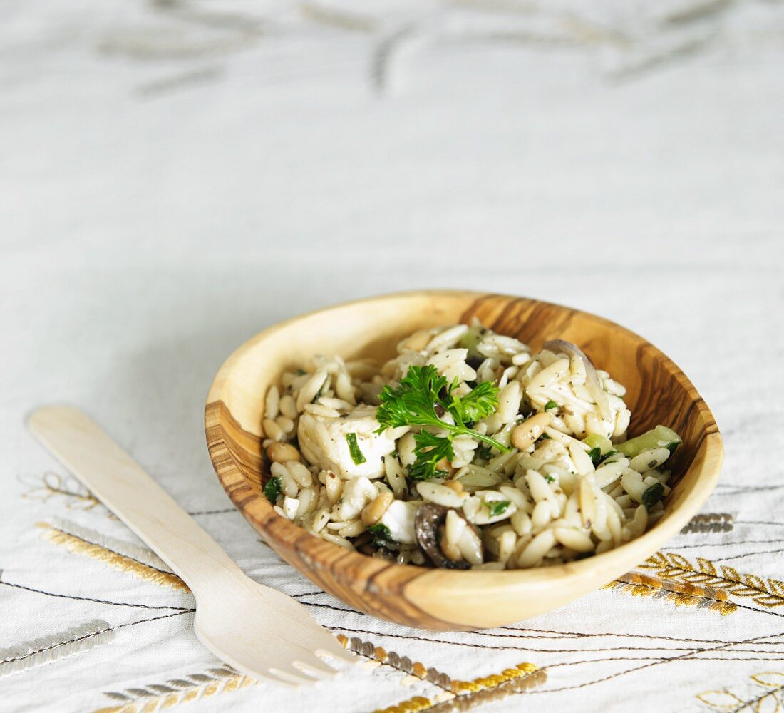 Mediterraner Orzo-Salat mit Feta, Oliven und Zucchini (Glutenfrei)