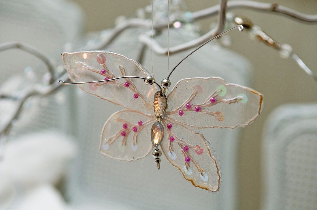 Weihnachtlicher Baumschmuck - Deko Schmetterling an Zweig gehängt