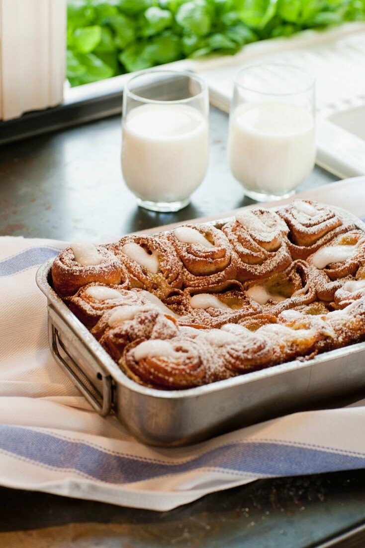 Zimtschnecken und zwei Gläser Milch