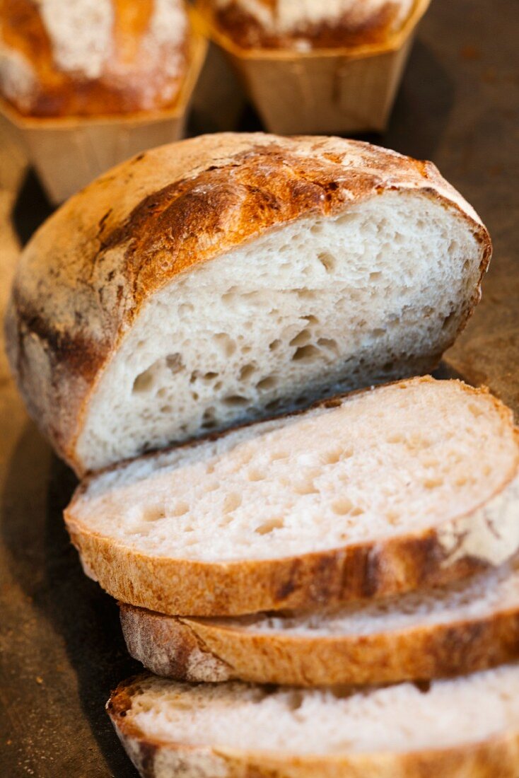 Weißbrot, teilweise aufgeschnitten