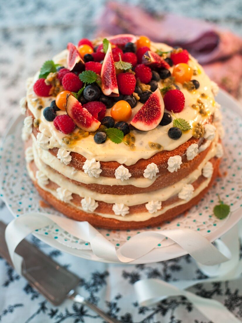 Schichttorte mit Zitronencreme und frischen Früchten