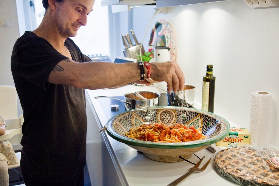 Spaghetti mit Tomatensauce wird mit Parmesan bestreut