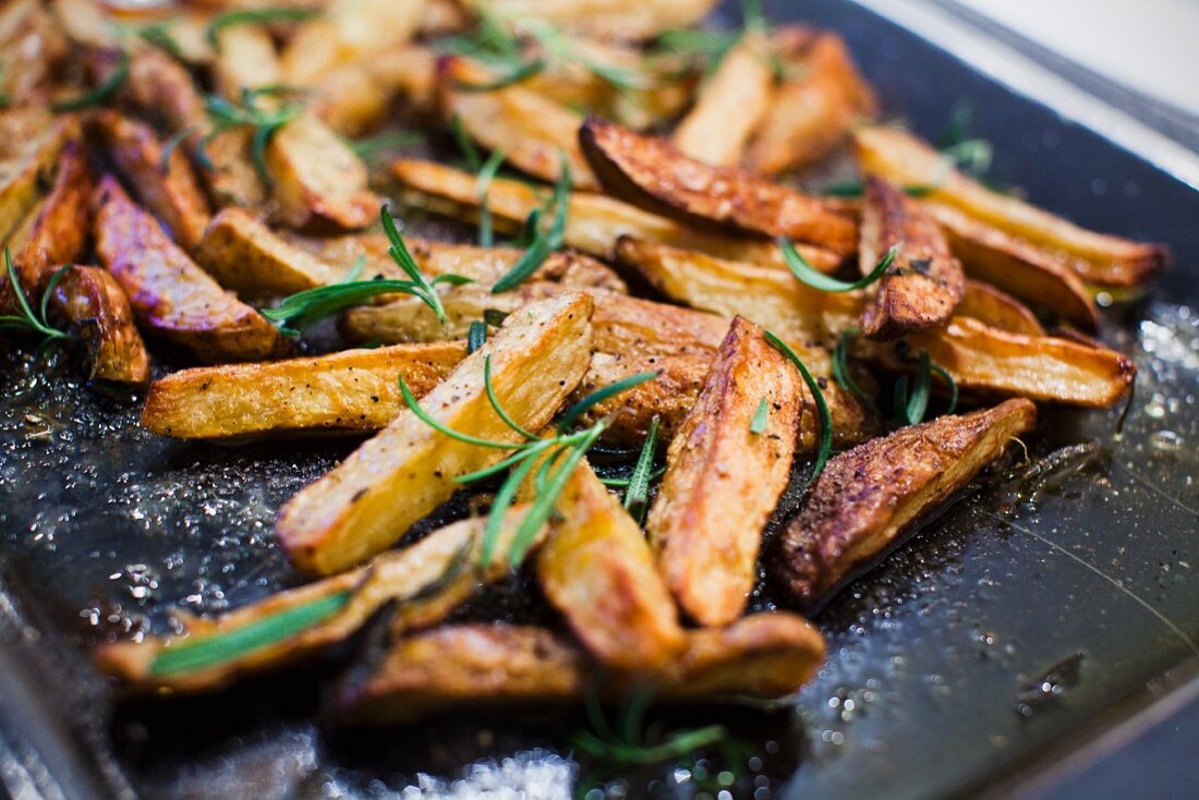 Potato Wedges mit Rosmarin auf einem Backblech