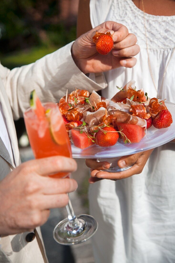 Fruchtspiesschen mit Schinken und Melonendrink