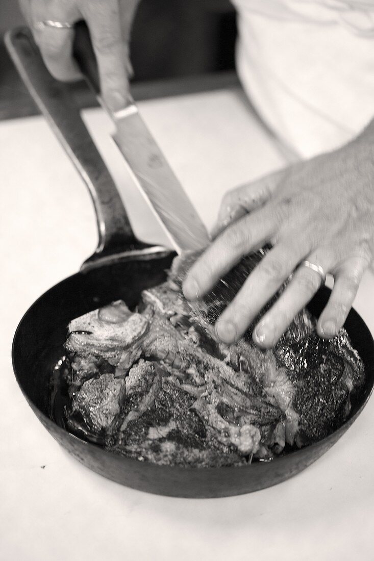 T-Bone-Steak in der Pfanne anbraten