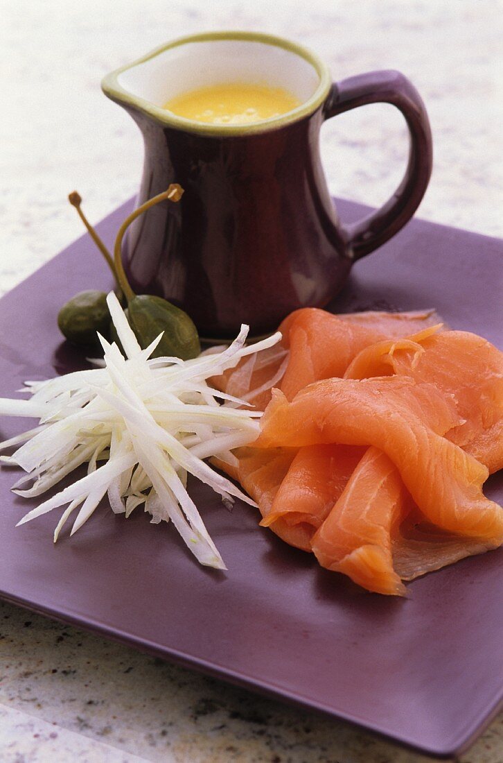 Smoked salmon with fennel and capers