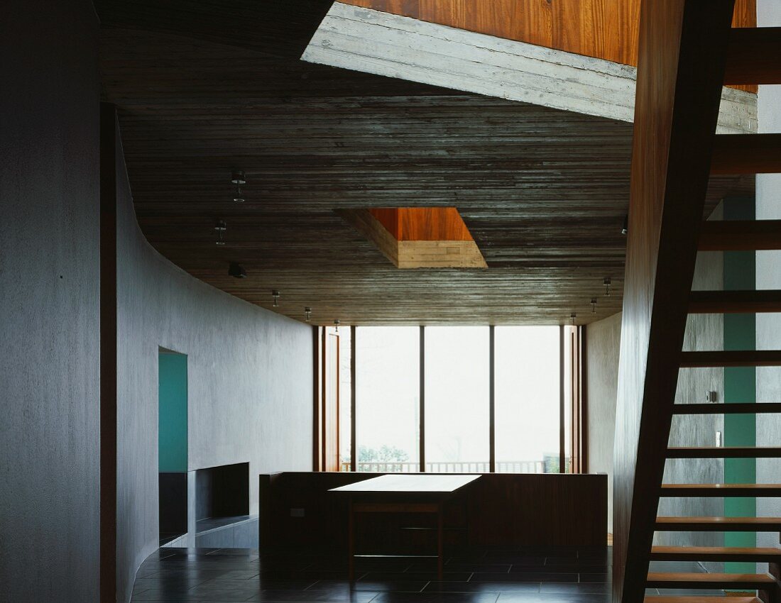Zwischengeschoss mit Holztreppe zum Obergeschoss