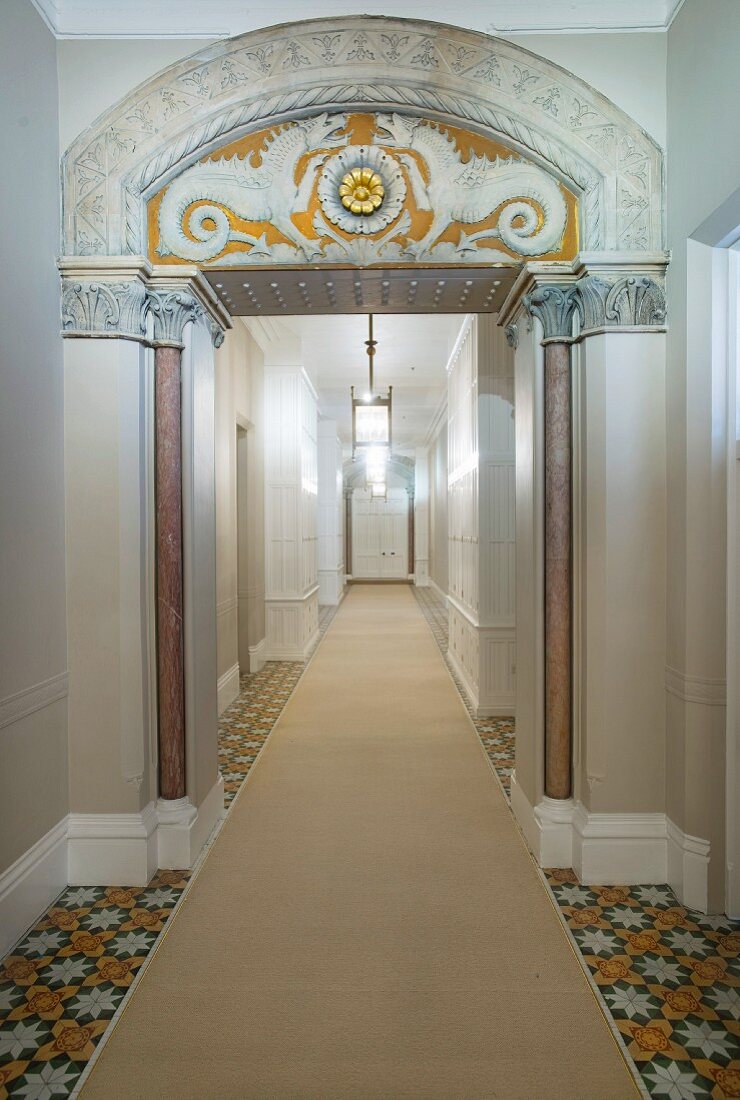 Long corridor, tympanum decorated with mythical animals