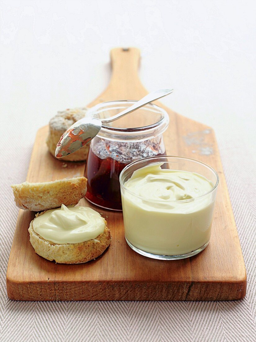 Scones mit Clotted Cream und ein Glas Marmelade