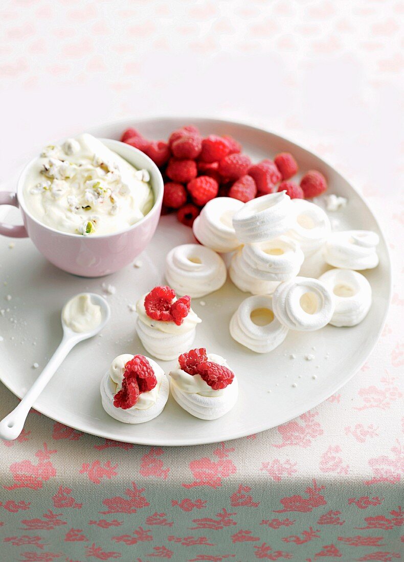 Meringue mit Nougat-Mascarpone und Himbeeren