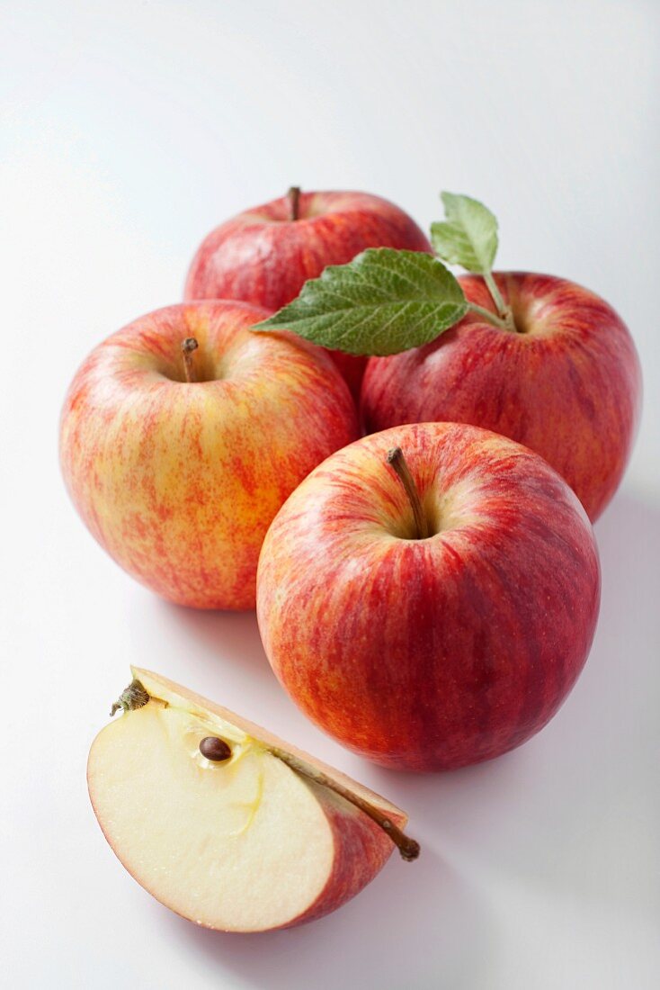 An apple wedge and whole apples
