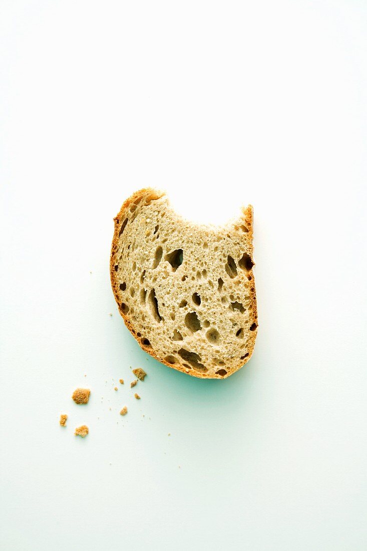 Ein angebissenes Stück Roggenbrot