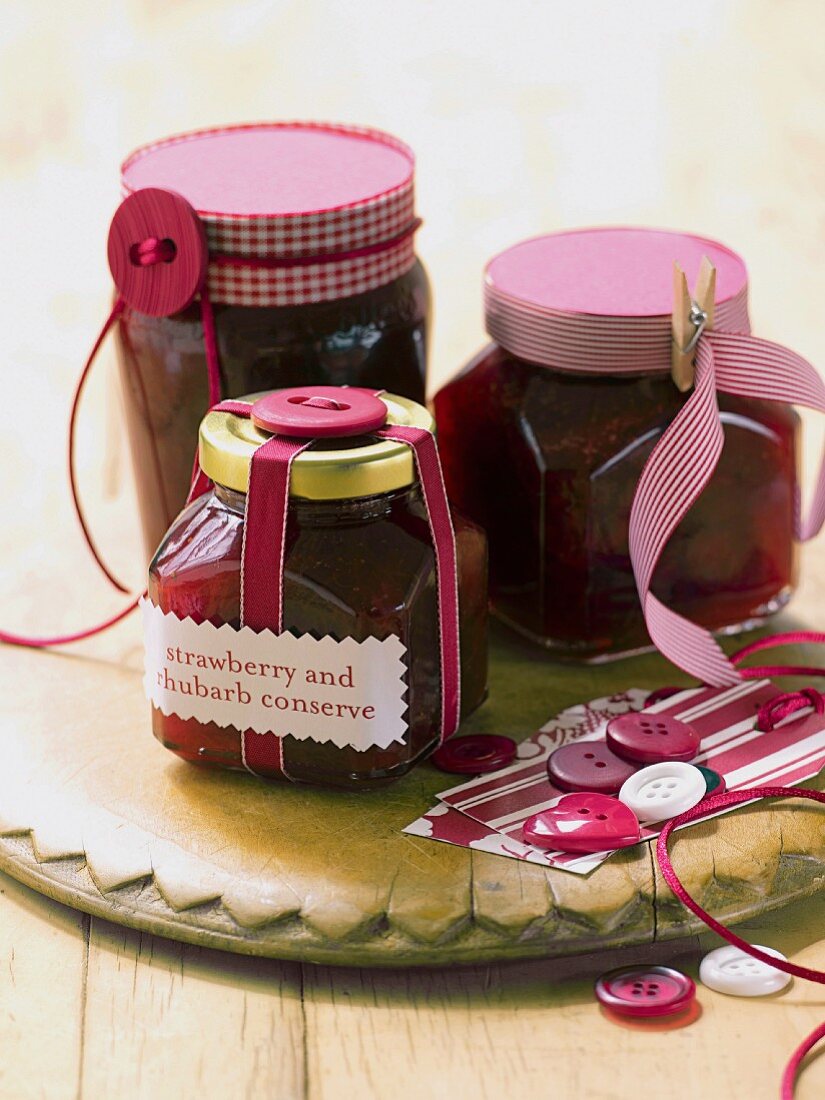 Erdbeer- und Rhabarber-Marmelade mit Geschenkband in Einmachgläsern