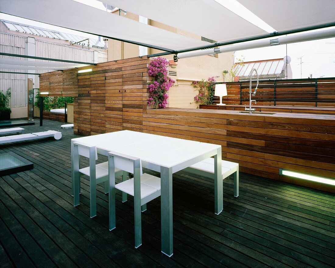 Moderne Terrasse mit eingebauter Küche und Essbereich