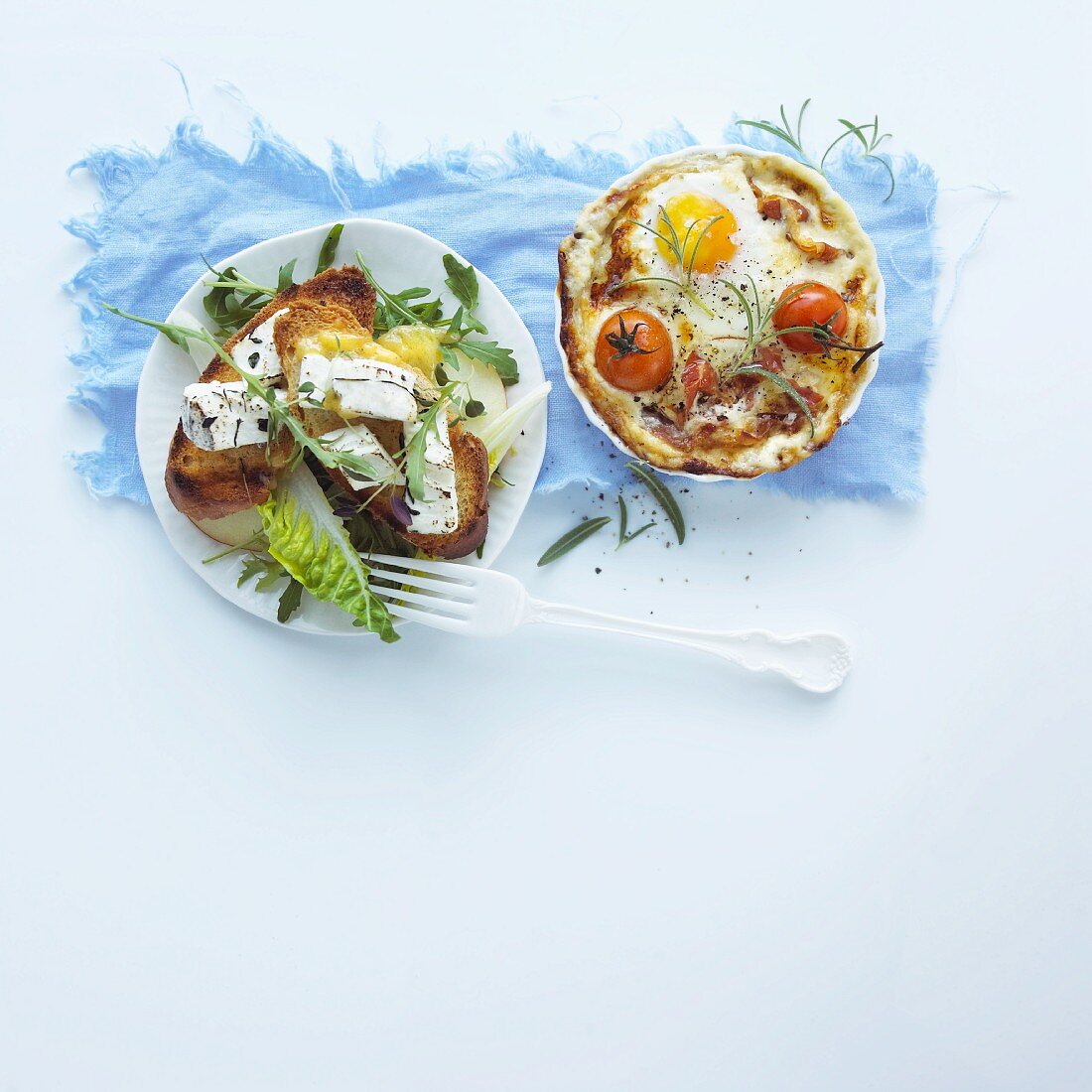 Ei-Pastete mit Parmaschinken und Tomaten und Röstbrot mit Ziegenfrischkäse