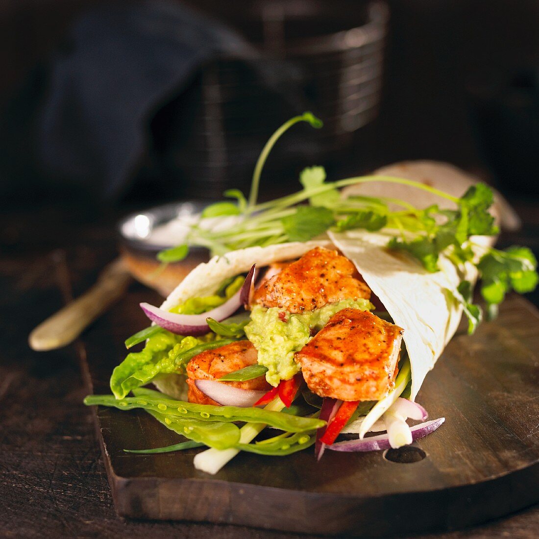 Wrap mit Lachs, Zuckererschoten und Guacamole