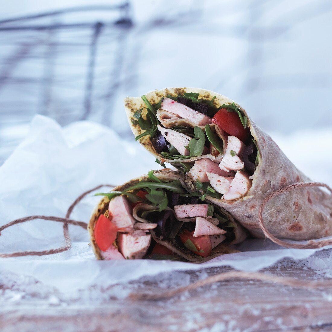 Wraps mit Hähnchenfleisch mit Rucola, Oliven und Tomaten