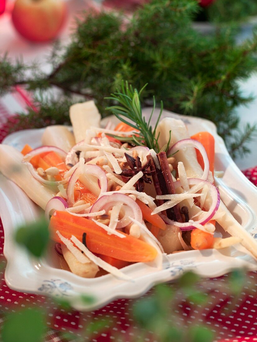 Pastinaken-Möhren-Salat mit Zwiebeln (weihnachtlich)