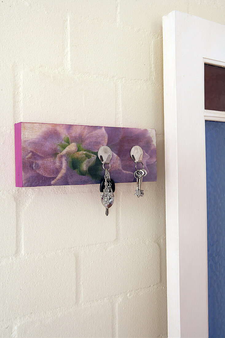 Key holder with a floral design