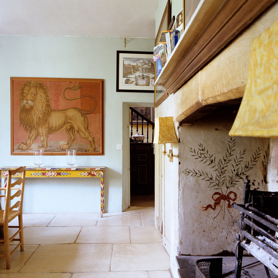 Wohnzimmer mit Kamin, Löwengemälde und rustikaler Dekoration
