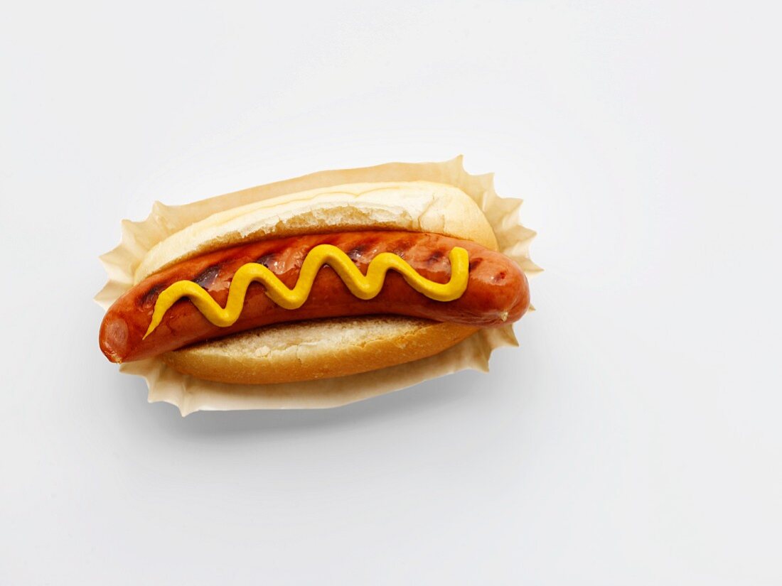 Hot Dog mit Senf in Pappschale