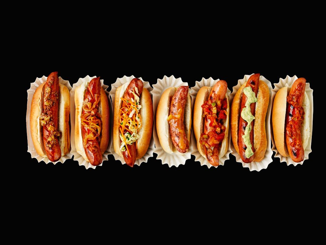 Mehrere Hot Dogs in einer Reihe