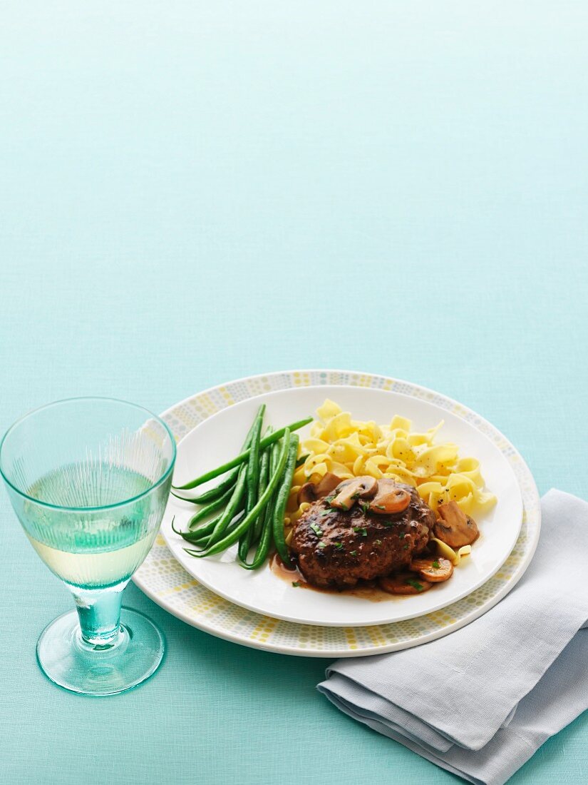 Burgers with mushrooms and green beans