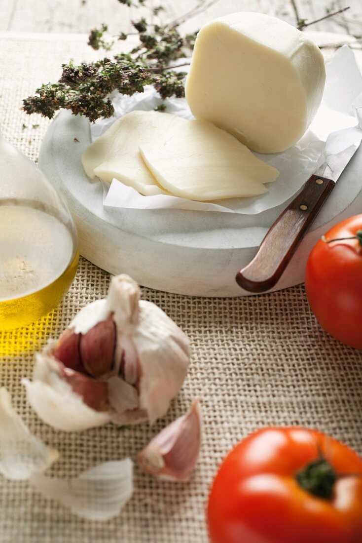 Mozzarella, Knoblauch, Tomaten, Olivenöl und getrockneter Oregano