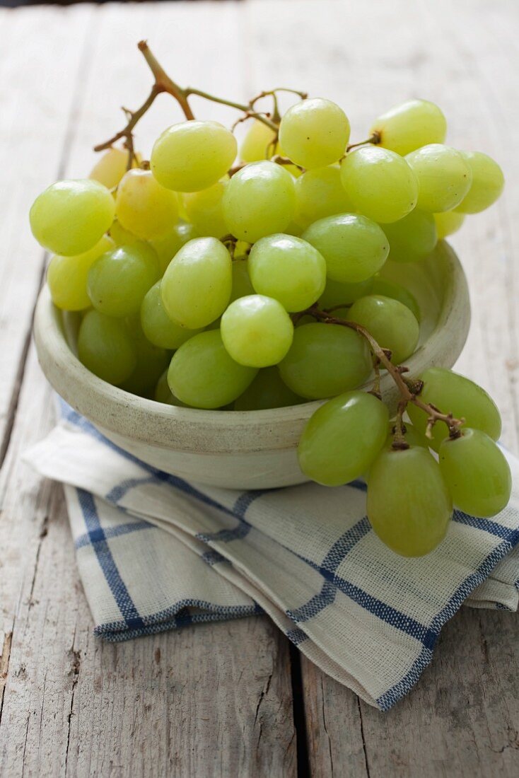 A bowl of green grapes