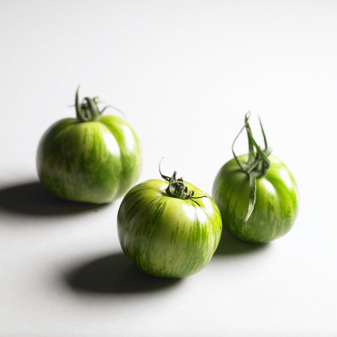 Drei Grüne Tomaten der Sorte Green Zebra