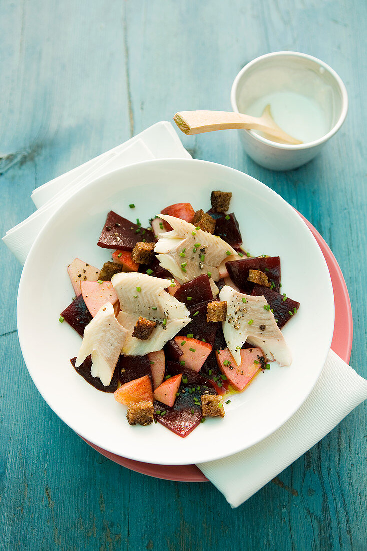 Rote-Bete-Salat mit Forelle und Apfel