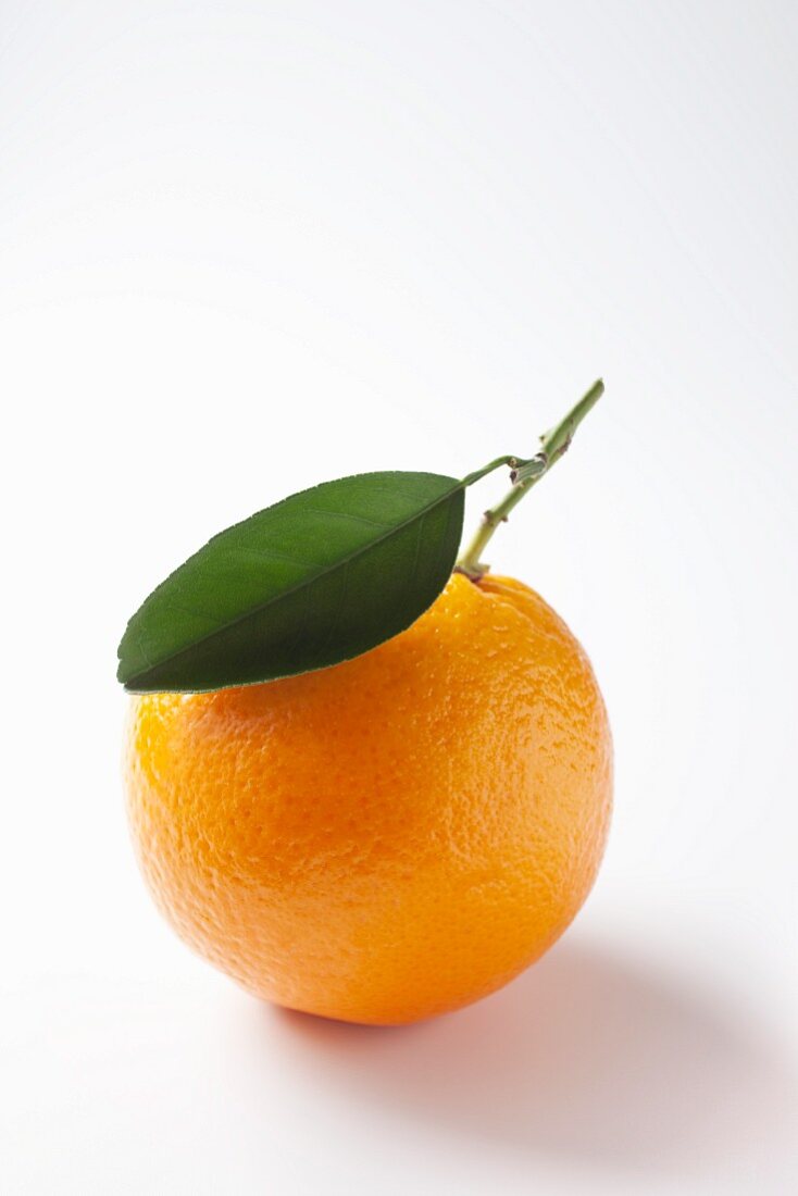Eine Orange mit Blatt