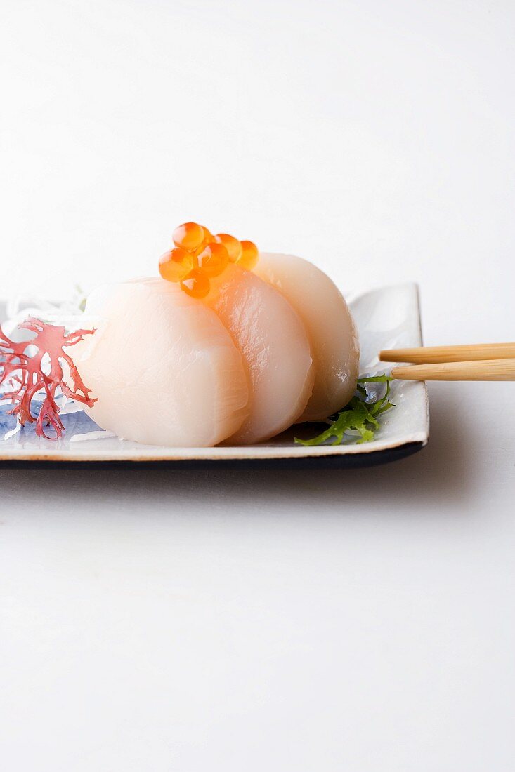 Jakobsmuschel-Sashimi mit Ketakaviar