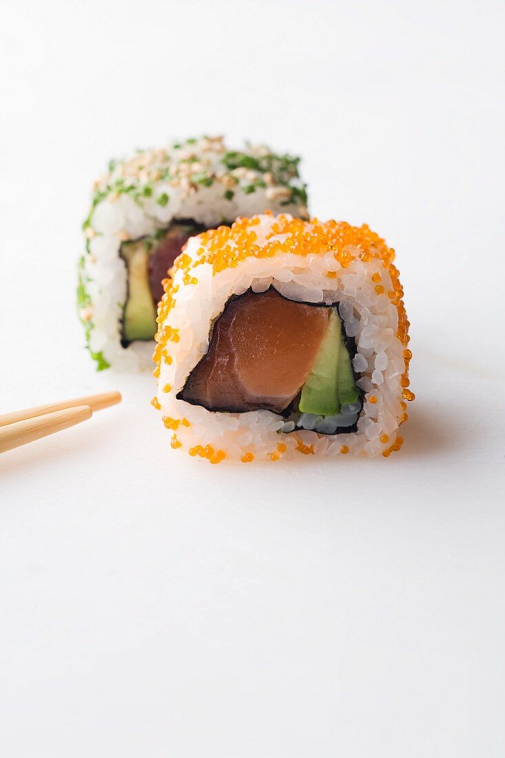 Ura-Maki mit Lachs und Avocado