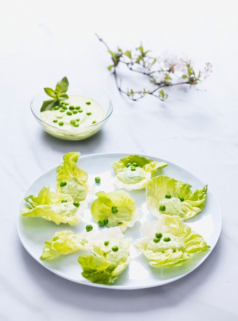 Lettuce leaves with mushy peas
