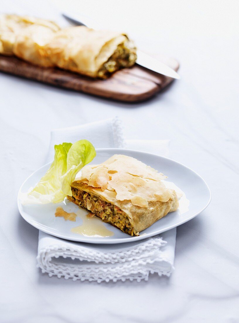 Lettuce strudel with ham and cheese