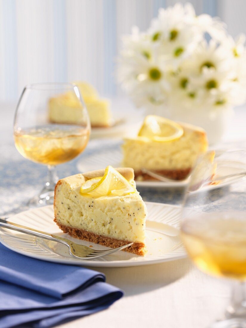 Käsekuchen mit Zitrone und Mohn