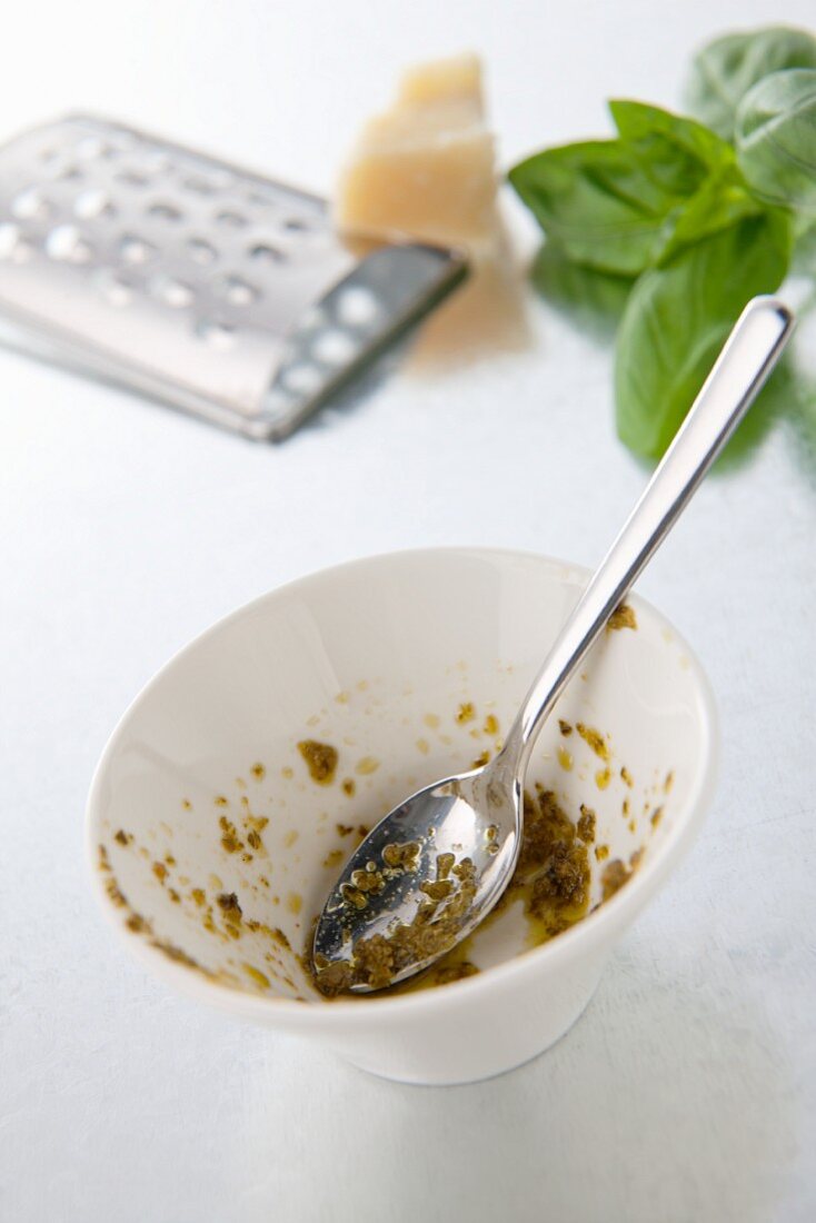 Schälchen mit Resten von Pesto Genovese