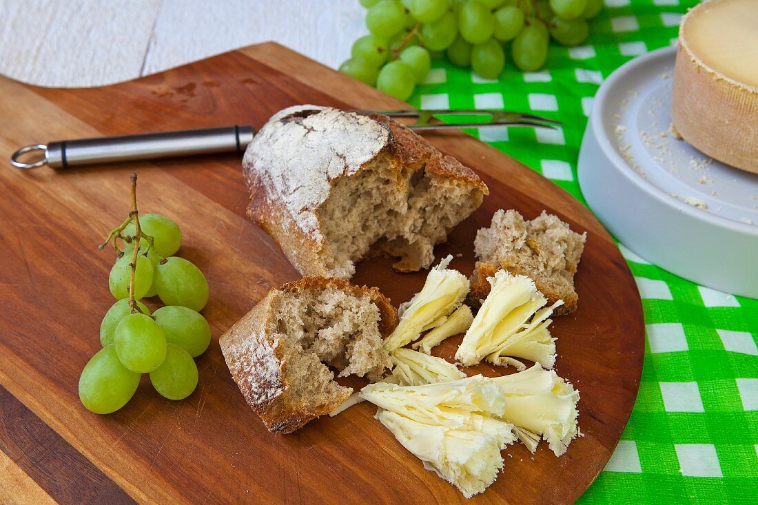 Tete de Moine (Käse aus dem Jura in der Schweiz) mit Brot und Trauben