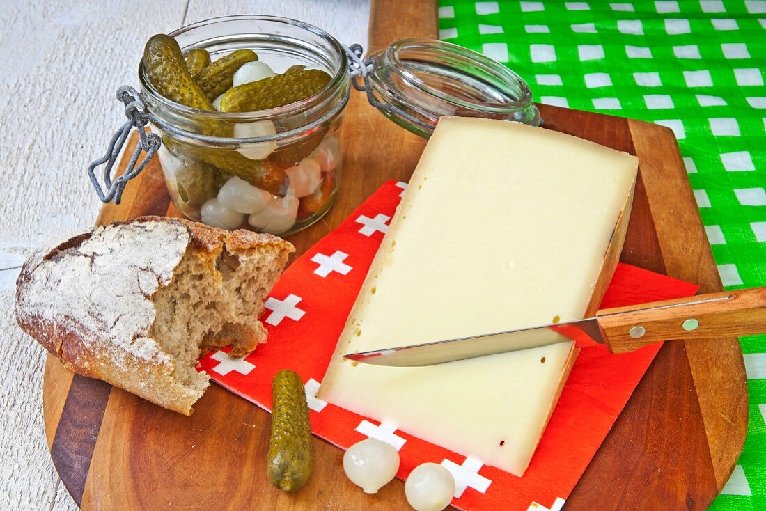 Appenzeller, bread, gherkins and pearl onions