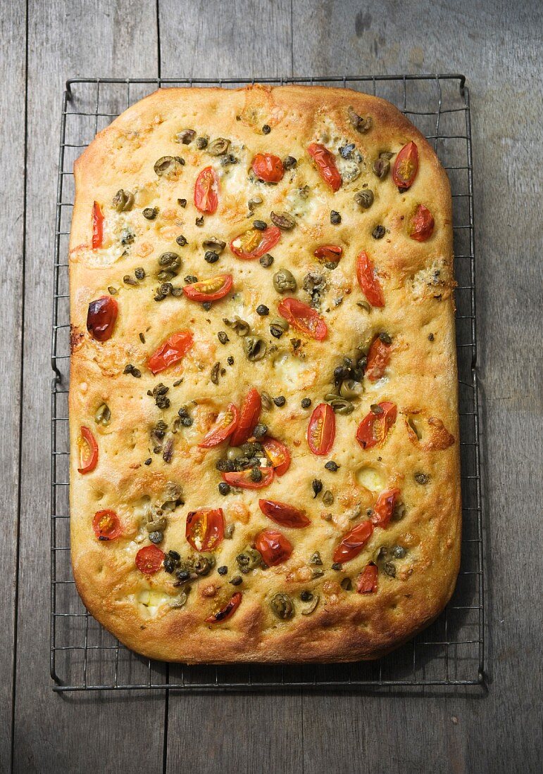 Focaccia mit Tomaten, Kapern & Oliven auf Kuchengitter