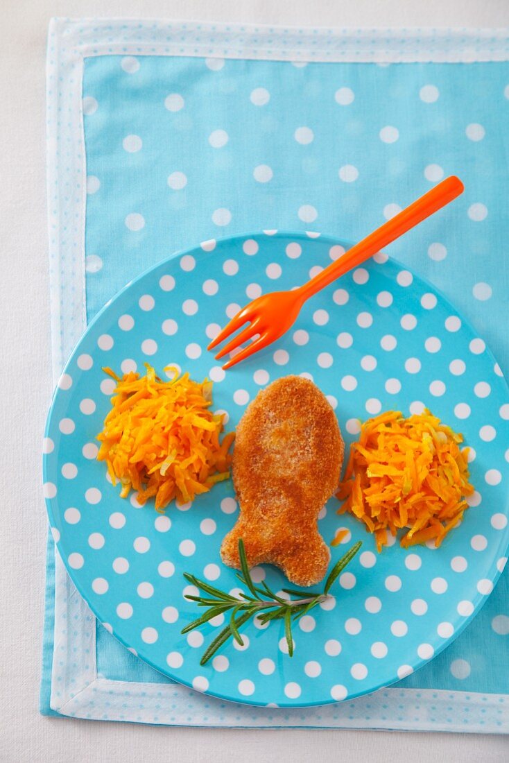 A fish-shaped fillet with grated carrots (seen from above)