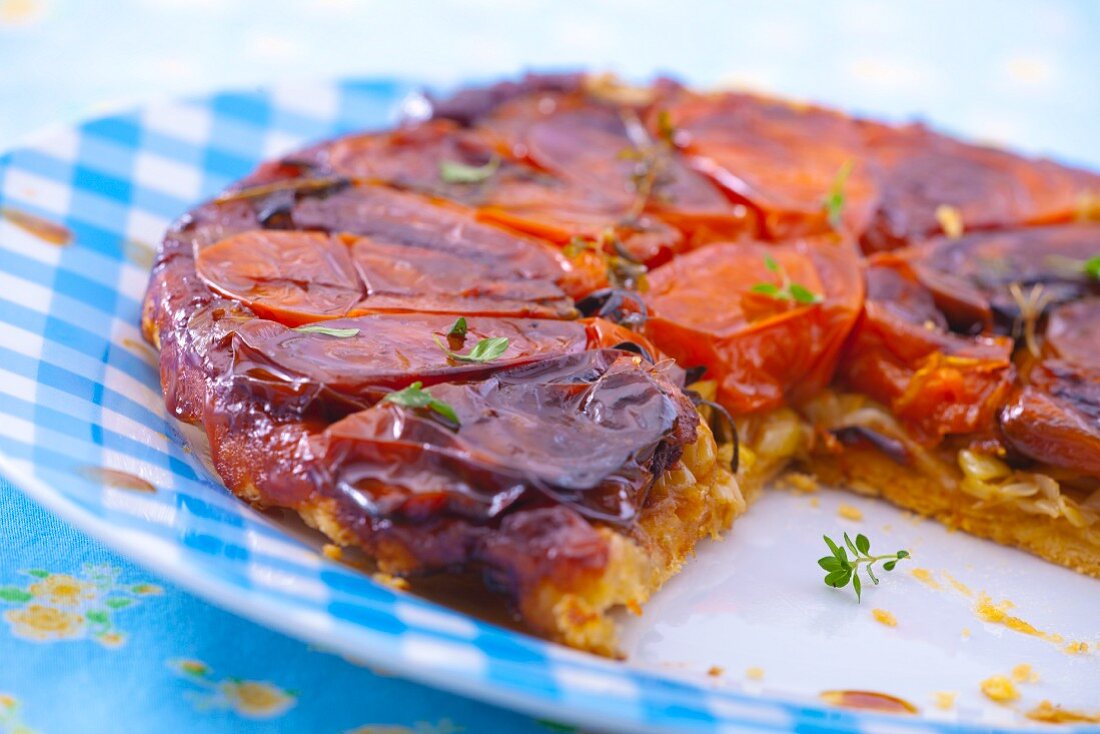 Tomatentarte, angeschnitten auf Teller